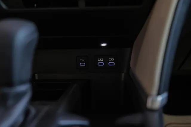 Toyota Camry 2025 - Standard — image 1
